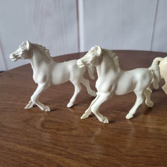 Vintage 1960’s Toy Plastic Horse Figure Set of 4 (White/Cream) - Picture 5 of 8